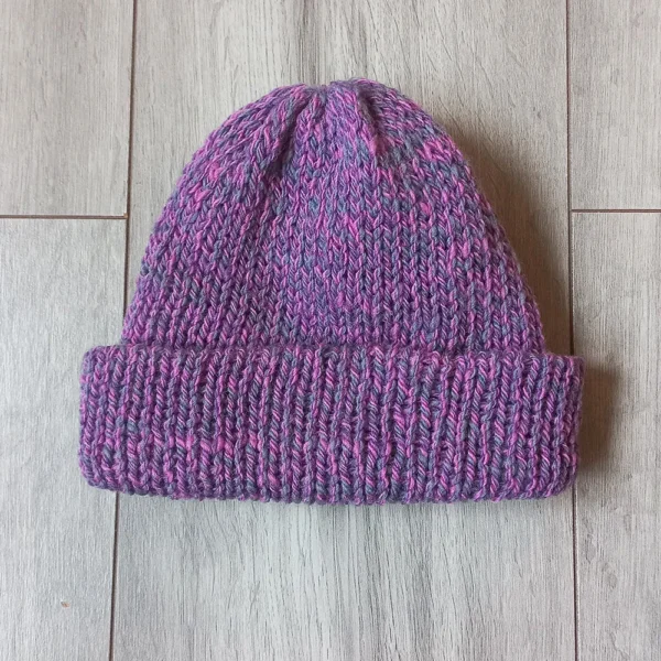 Paarse kindermuts 02 gebreid van schapenwol