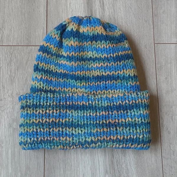 Van schapenwol gebreide muts in blauw en beige