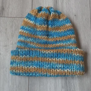 Van schapenwol gebreide muts voor tieners in blauw en beige